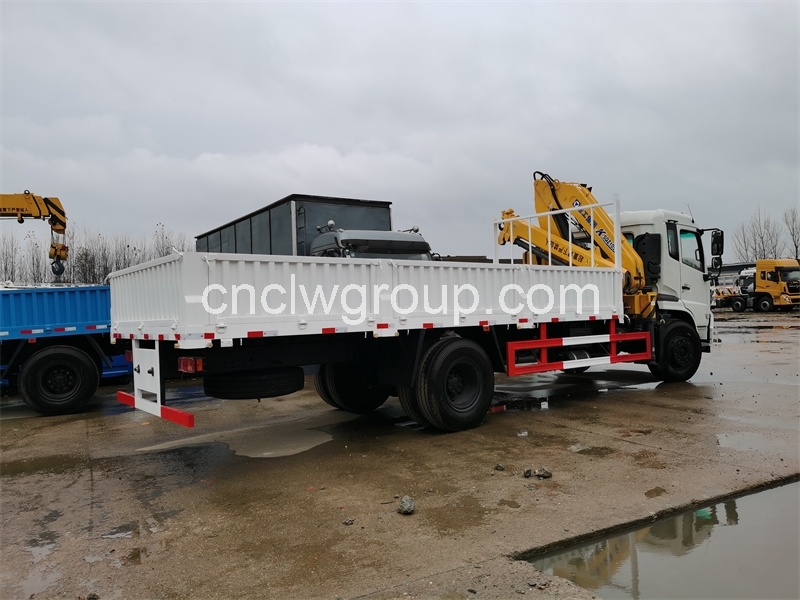 Dongfeng Boom Truck with XCMG 5 ton Crane