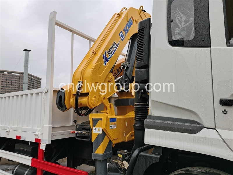 Dongfeng Boom Truck with XCMG 5 ton Crane