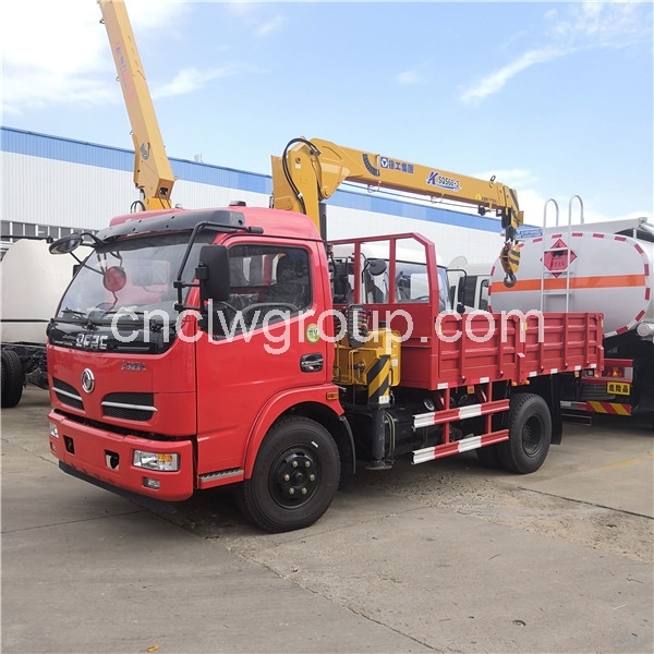 Dongfeng 4x2 Truck mounted XCMG 3.2 Ton Crane