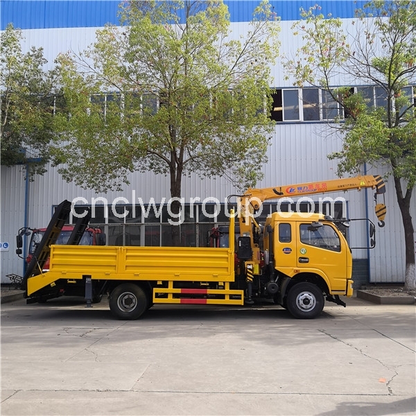 6 Wheeler Flatbed Truck with 3.2 Ton Crane