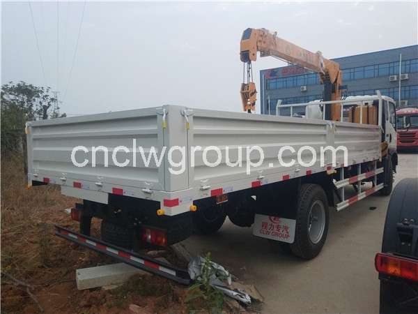 HOWO 4x2 Boom Truck with 4 Tons Crane