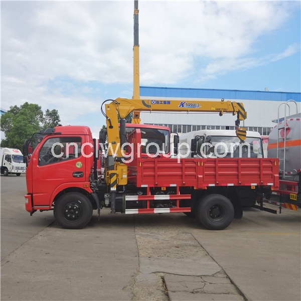 Dongfeng 4x2 Truck mounted XCMG 3.2 Ton Crane