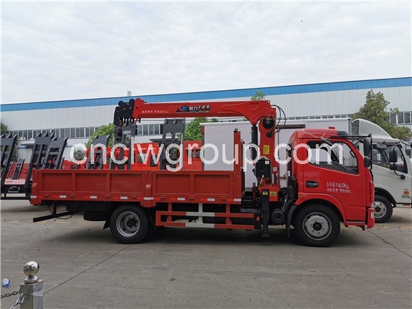 Dongfeng 4x2 Truck mounted 5 Ton Crane
