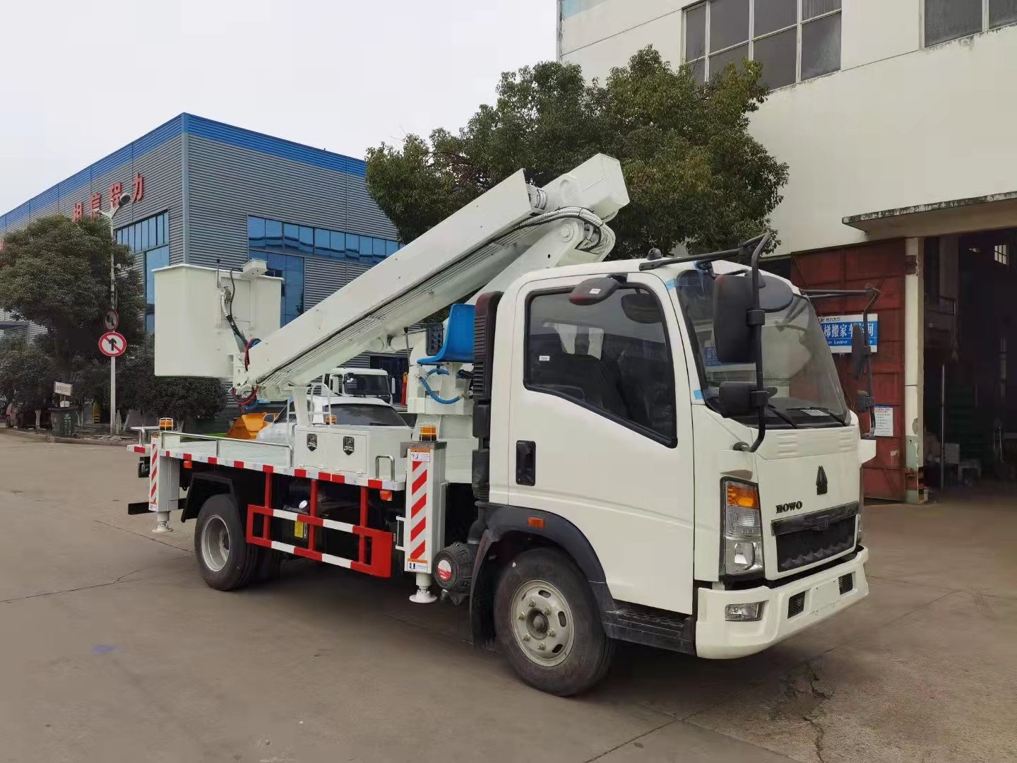 How to choose an aerial work truck? What aspects need to be paid attention to?