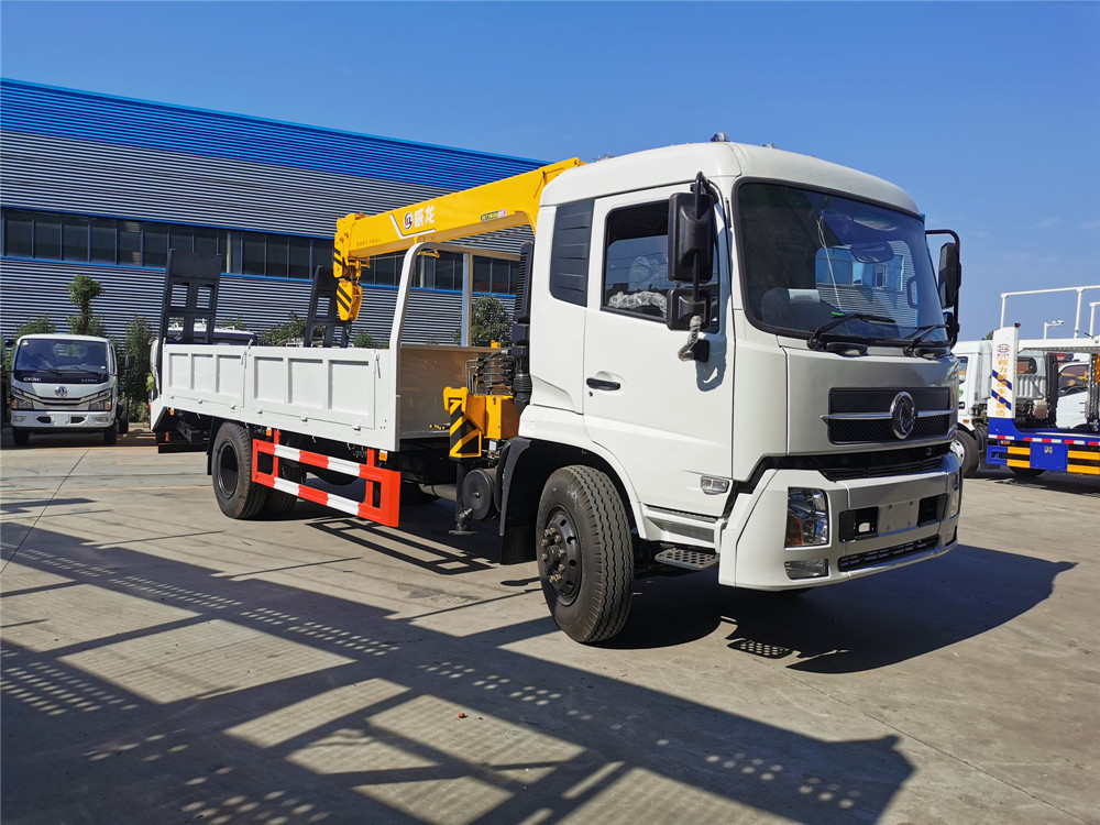 【Truck Recommendation】Dongfeng RHD 4x2 Boom Truck with 5 Tons Crane