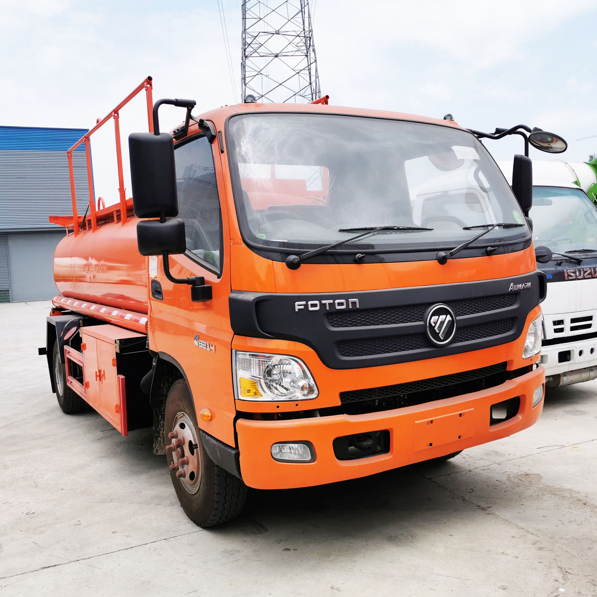 What is the difference between a refueling truck and a fuel taner truck?