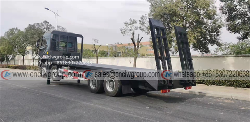 HOWO 8x4 30-40 Tons Excavator Flatbed Truck