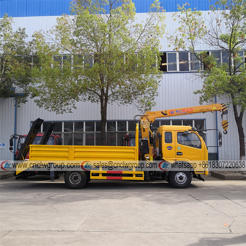 Dongfeng 5 tons flatbed truck with 3.2 ton crane