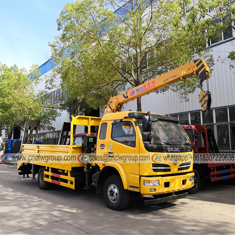 Dongfeng 5 tons flatbed truck with 3.2 ton crane