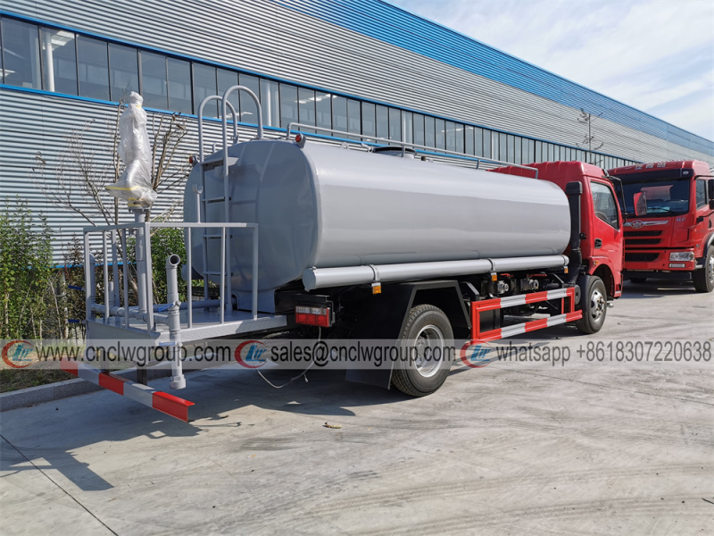 Dongfeng RHD 6000 liter New Water Sprinkler Truck Cost Efficient Water Tank Trucks