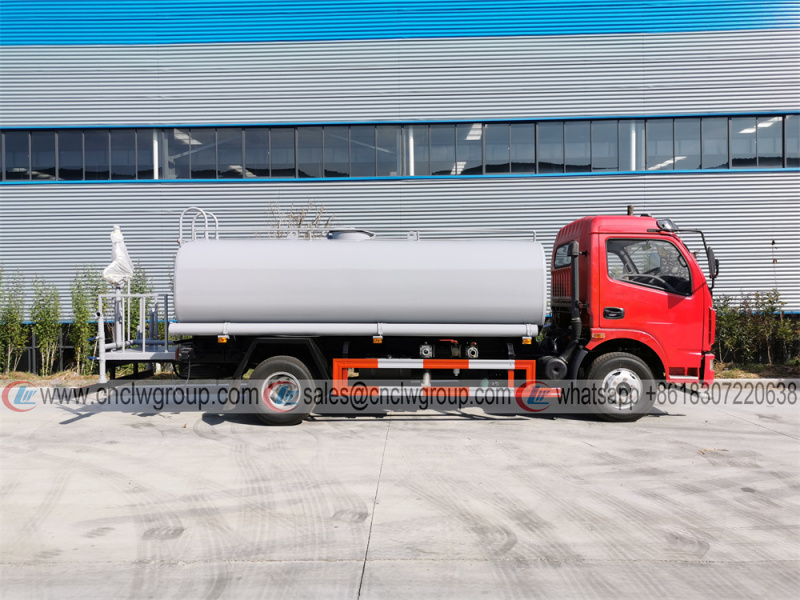 Dongfeng RHD 6000 liter New Water Sprinkler Truck Cost Efficient Water Tank Trucks