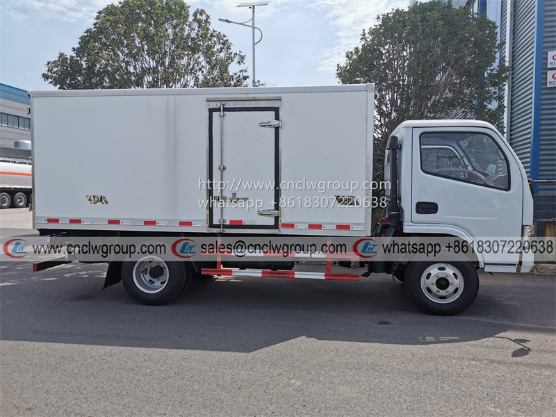 Dongfeng 4x2 5 ton refrigerated lorry with insulation van truck for sale