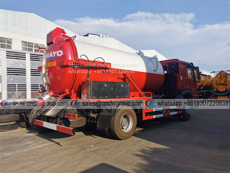Sinotruk HOWO 12000 liter vacuum septic sewage suction tanker truck for sale