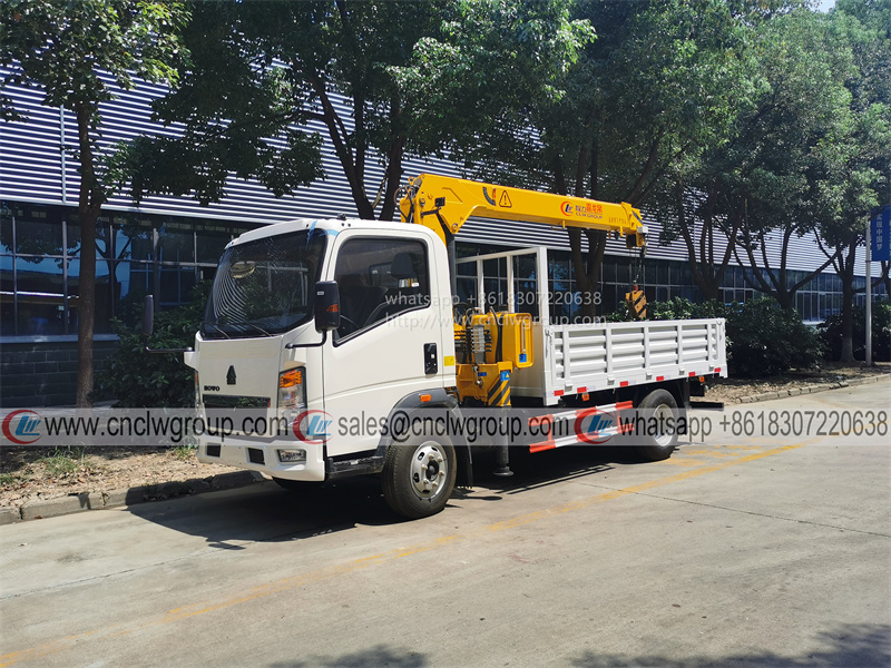 HOWO 4x2 boom truck mounted 3.2 ton crane telescopic hydraulic boom crane truck for sale