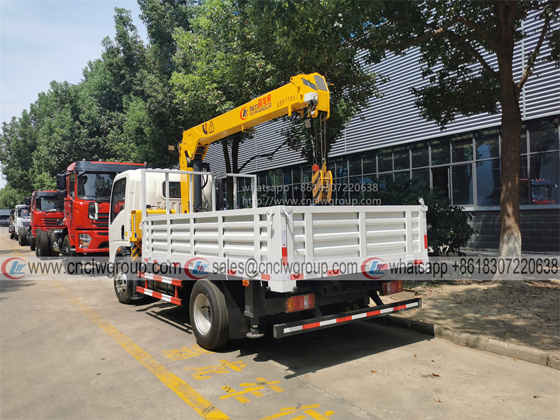 HOWO 4x2 boom truck mounted 3.2 ton crane telescopic hydraulic boom crane truck for sale