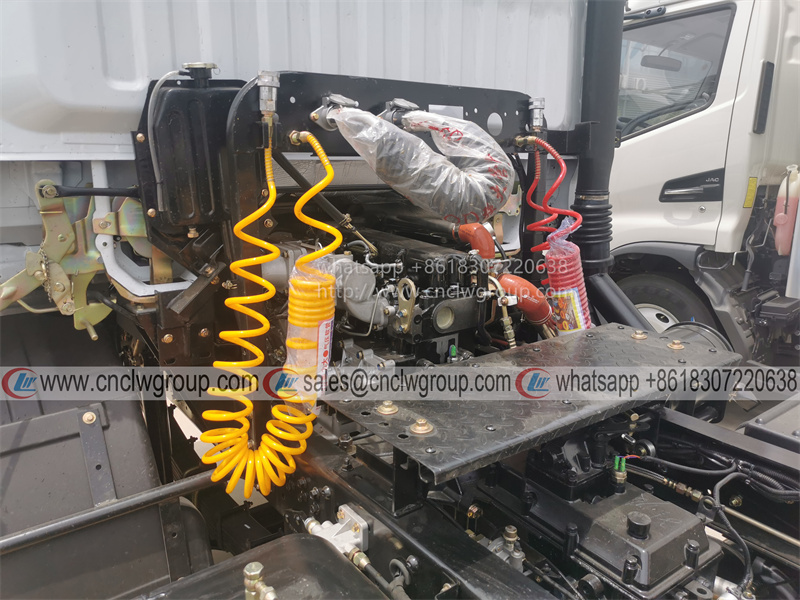 Exporting tractor head dongfeng 4x2 light duty tractor head On-site transfer mini tracting horse truck