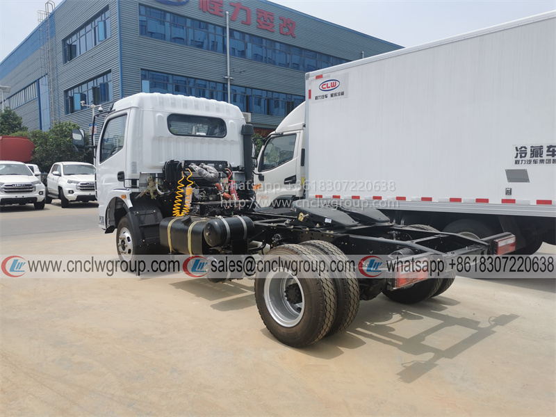 Exporting tractor head dongfeng 4x2 light duty tractor head On-site transfer mini tracting horse truck