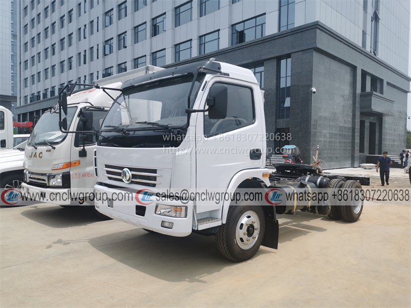 Exporting tractor head dongfeng 4x2 light duty tractor head On-site transfer mini tracting horse truck