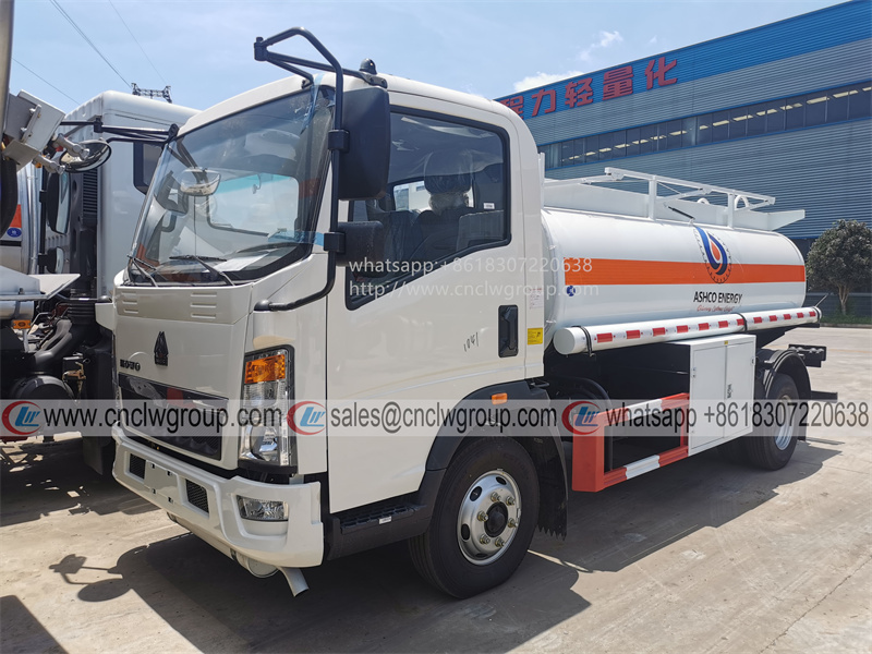 Sinotruk HOWO 4x2 5m3 diesel bowser refuel tanker refilling truck for sale