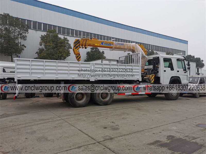 Sinotruk HOWO 6x6 Double Cabin Boom Truck mounted XCMG 8 ton Crane dropside lorry for sale