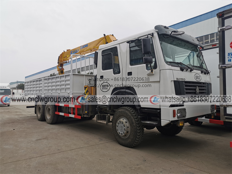 Sinotruk HOWO 6x6 Double Cabin Boom Truck mounted XCMG 8 ton Crane dropside lorry for sale