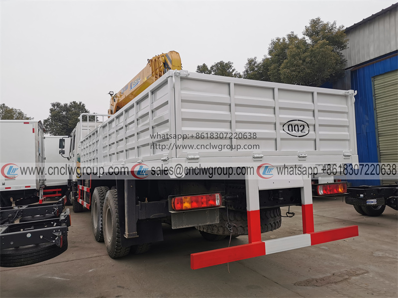 Sinotruk HOWO 6x6 Double Cabin Boom Truck mounted XCMG 8 ton Crane dropside lorry for sale