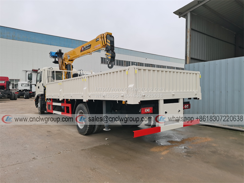 Foton Auman 4x2 8 ton boom truck with straight arm hydraulic lifting crane