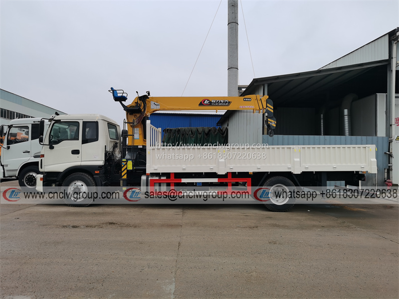 Foton Auman 4x2 8 ton boom truck with straight arm hydraulic lifting crane