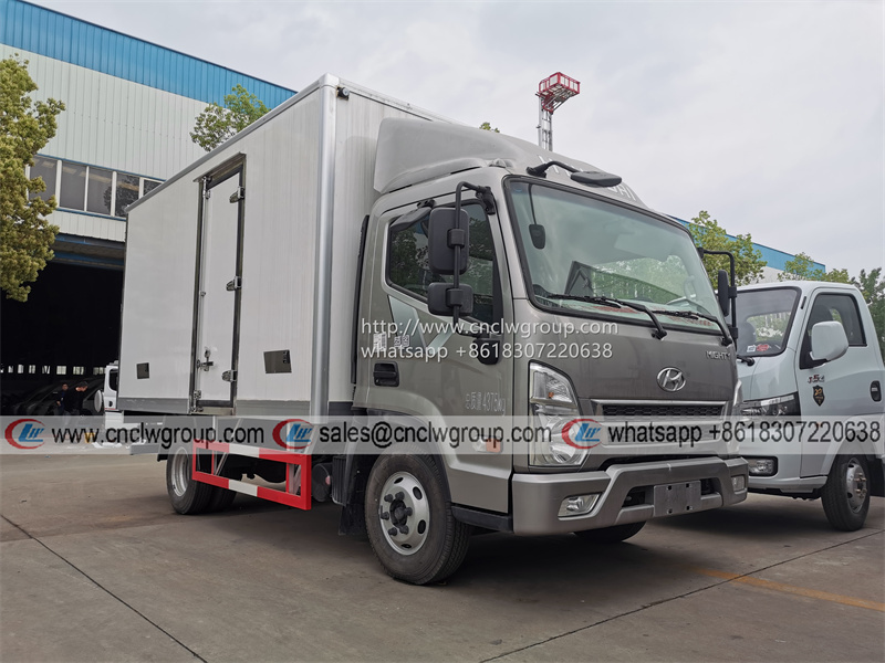 Korea Hyundai 4x2 14ft refrigerated van freezer box truck