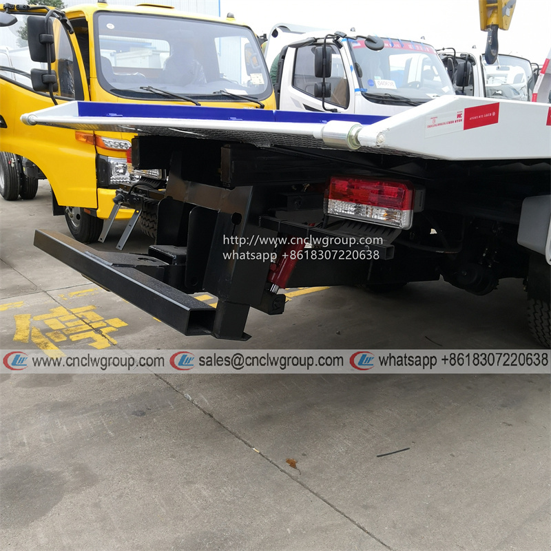 Dongfeng 4t 5 ton car rescue wrecker truck with XCMG 4 ton crane flatbed tow truck