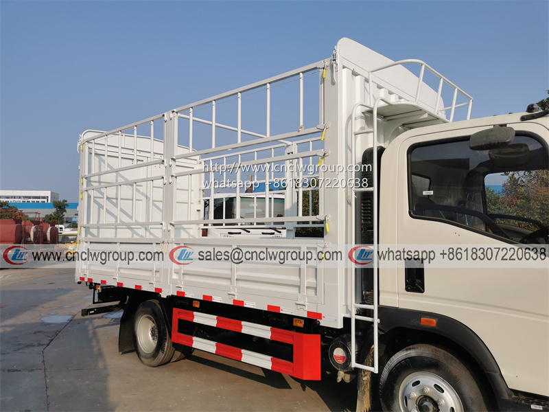 Sinotruk HOWO 5 ton/4.2m stake high fence dry cargo truck