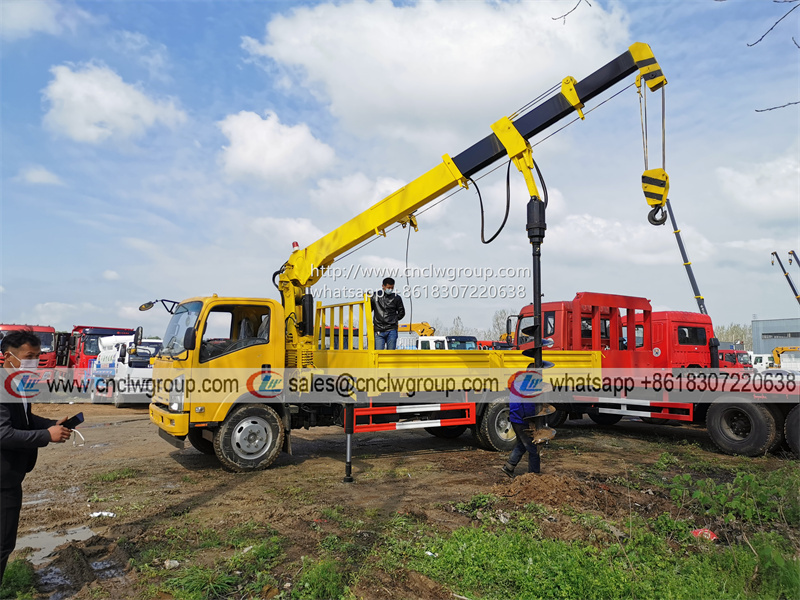 ISUZU NPR/700P boom truck mounted hydraulic auger drilling rig for electric poles