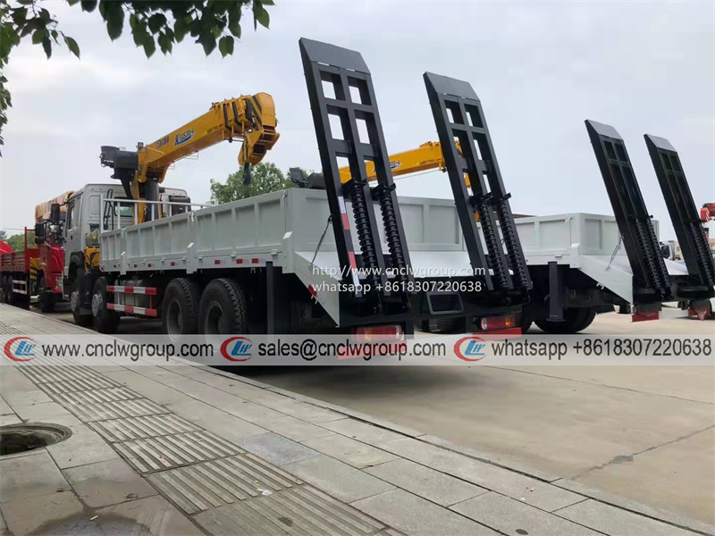 Sinotruk HOWO 8x4 boom truck with XCMG 12 ton crane