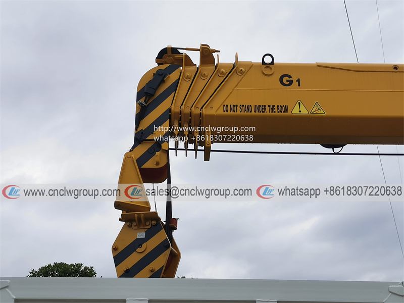 Dongfeng 8x4 12 wheeler boom lift truck mounted XCMG 20 ton crane for sale