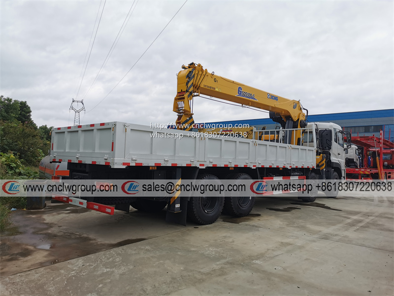 Dongfeng 8x4 12 wheeler boom lift truck mounted XCMG 20 ton crane for sale