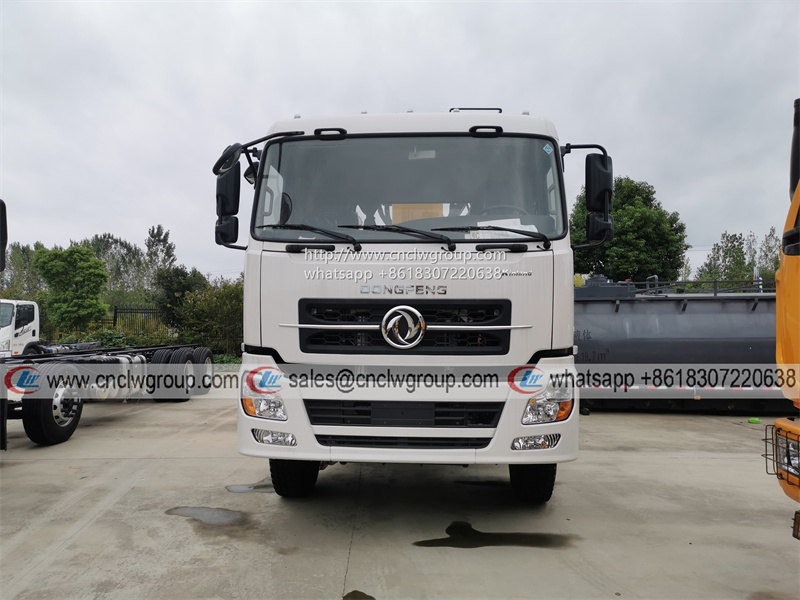 Dongfeng 8x4 12 wheeler boom lift truck mounted XCMG 20 ton crane for sale