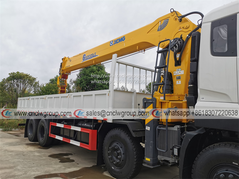 Dongfeng 8x4 12 wheeler boom lift truck mounted XCMG 20 ton crane for sale