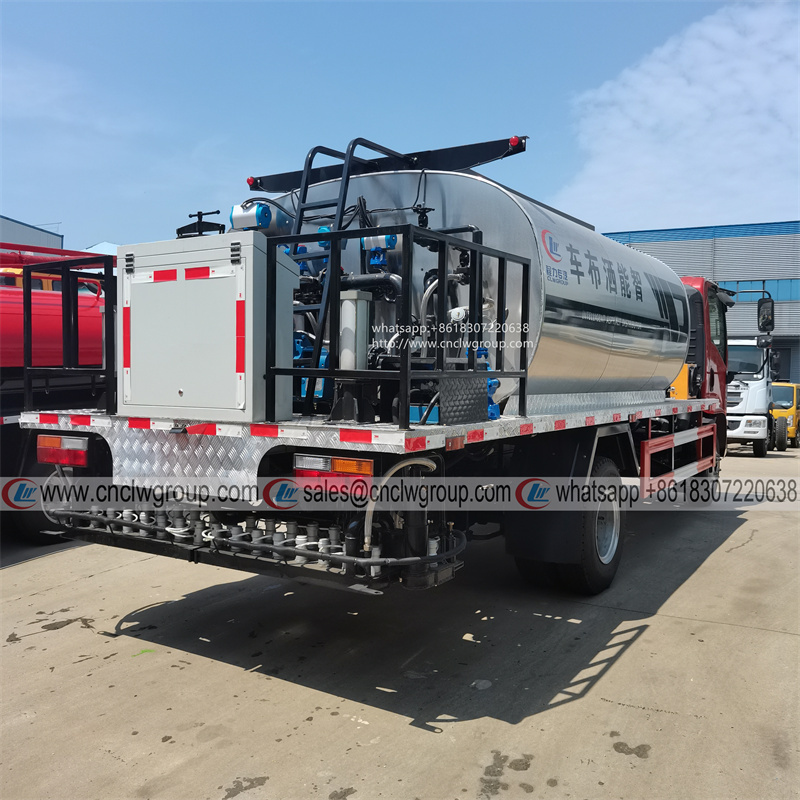 SHACMAN 7m3 asphalt distributor spraying truck