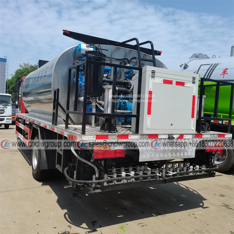 SHACMAN 7m3 asphalt distributor spraying truck