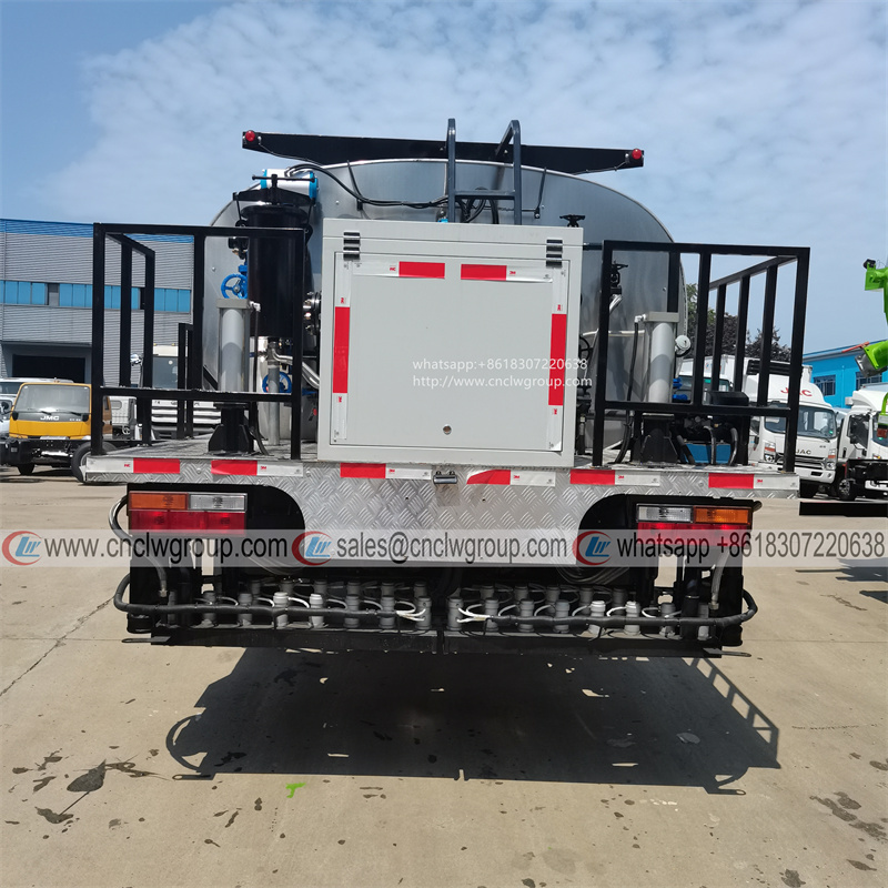 SHACMAN 7m3 asphalt distributor spraying truck