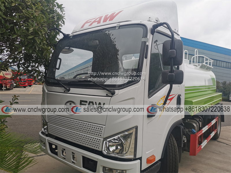 FAW Euro5 1000 gallon small water tanker spraying truck cost for sale