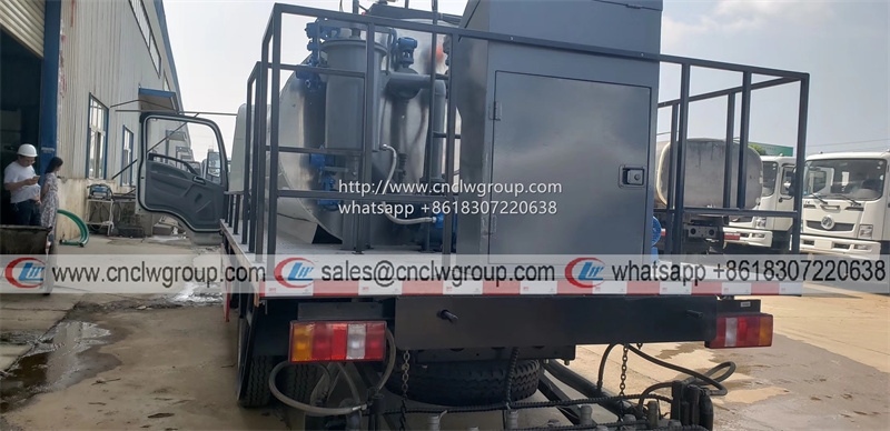 HOWO 8m3 intelligent asphalt spreader bitumen spraying tanker truck