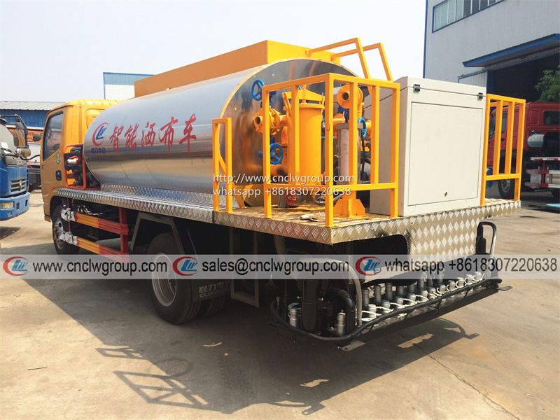 Dongfeng 4x4 4000 liter intelligence type asphalt spreading bitumen distribution tank truck