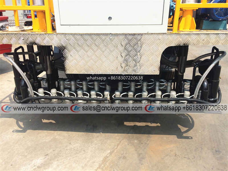 Dongfeng 4x4 4000 liter intelligence type asphalt spreading bitumen distribution tank truck