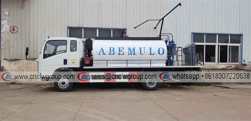 HOWO 8m3 intelligent asphalt spreader bitumen spraying tanker truck