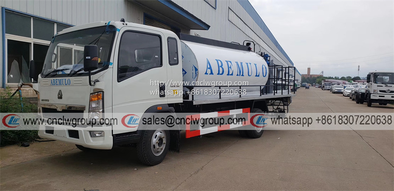 HOWO 8m3 intelligent asphalt spreader bitumen spraying tanker truck