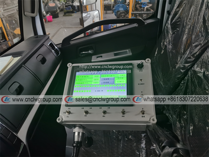 HOWO 8m3 intelligent asphalt spreader bitumen spraying tanker truck