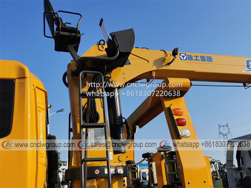 Dongfeng KR 8 ton wrecker tow truck with XCMG crane 8 tons
