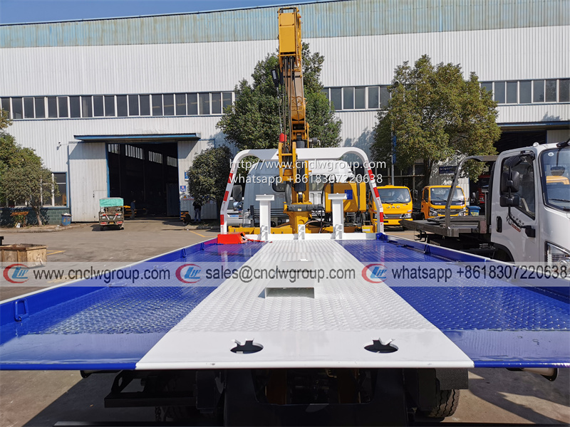 Dongfeng 4 ton crane wrecker tow car rescue recovery truck mounted XCMG 4 ton crane