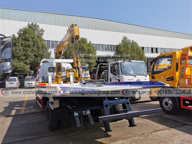 Dongfeng 4 ton crane wrecker tow car rescue recovery truck mounted XCMG 4 ton crane